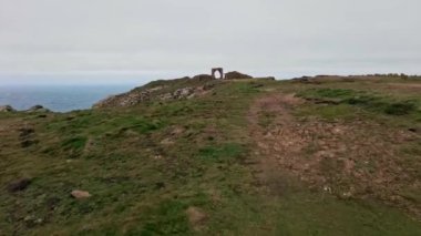 Jersey Adası, İngiltere - 2022.01.29: Jersey Adası 'ndaki (Channel Adaları, İngiltere) sahil kayalıklarının ve plajların güzel doğa görüntüleri)