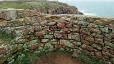 Jersey Adası, İngiltere - 2022.01.29: Bulutlu bir günde Jersey Adası 'ndaki Grosnez Şatosu' nun güzel görüntüleri