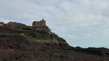 Jersey Adası, İngiltere - 2022.01.29: Mont Orgueil Şatosu 'nun uçurumdaki güzel manzarası