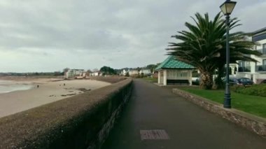 Jersey Adası, İngiltere - 2022.01.29: Jersey Adası 'nın güzel plajları (Channel Isnads, İngiltere) soğuk bir günde