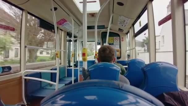 2022 전화를 사용하여 버스에 마스크를 남자의 보육기 — 비디오