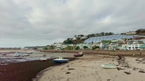 Jersey Island Reino Unido 2022 Filmagem Barco Ancorado Beira Mar — Vídeo de Stock
