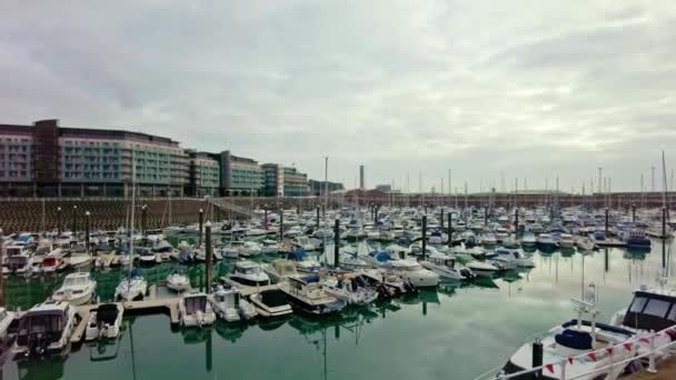 Jersey Island Storbritannien 2022 Båtar Förtöjda Vid Lågvatten Vid Elizabeth — Stockvideo