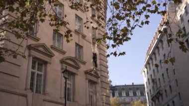 Londra, İngiltere - 2022.11.12: Londra 'nın merkezindeki eski binanın ipleri ile güvence altına alındı