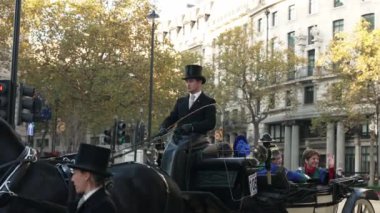 Londra, İngiltere - 2022.11.12: Lord Mayor 's Show' da at binen ve koçluk yapan insanlar