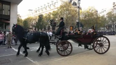 Londra, İngiltere - 2022.11.12: Lord Mayor 's Show' da at binen ve koçluk yapan insanlar