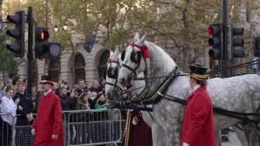 Londra, İngiltere - 2022.11.12: Lord Mayor 's Show' da at binen ve koçluk yapan insanlar