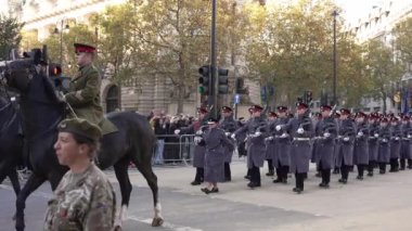 Londra, İngiltere - 2022.11.12: Lord Belediye Başkanları Gösterisinde yürüyen askerler