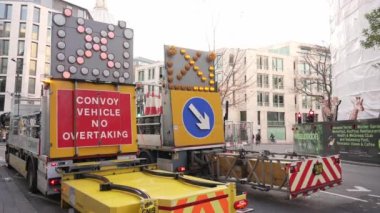 Londra, İngiltere - 2022.11.12: Londra Caddelerinde büyük uyarı işareti olan acil durum güvenlik kamyonları peş peşe