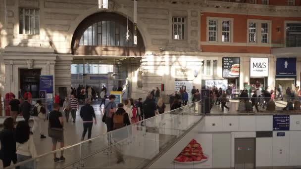 Londýn Velká Británie 2022 Lidé Procházejí Stanicí Wateloo Rušného Slunečného — Stock video
