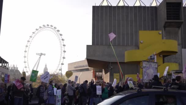 Лондон Великобритания 2022 Вымирание Протестующих Флагами Мосту Ватерлоо — стоковое видео