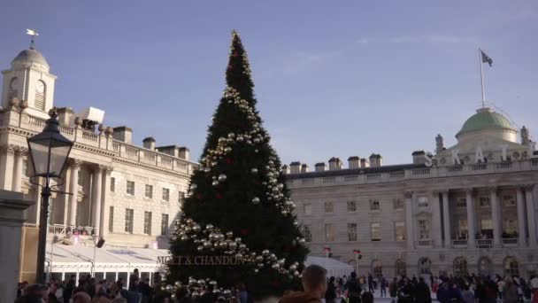 ロンドン イギリス 2022 サマセットハウスでアイススケートをしている人々とクリスマスツリーの美しい映像クリスマスアイスリンク — ストック動画