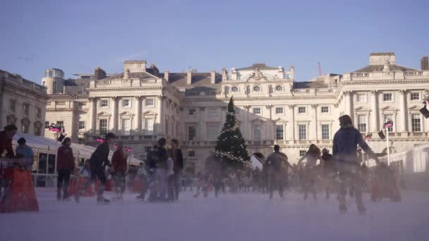 London Storbritannien 2022 Vackra Bilder Julgran Med Människor Som Åker — Stockvideo