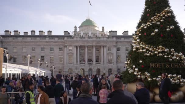 ロンドン イギリス 2022 サマセットハウスでアイススケートをしている人々とクリスマスツリーの美しい映像クリスマスアイスリンク — ストック動画