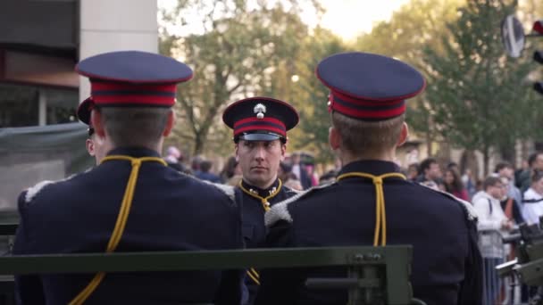 Londres Royaume Uni 2022 Soldat Uniforme Assis Arrière Camion Lord — Video