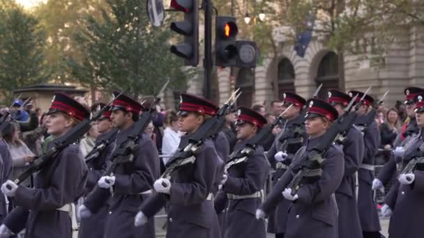 Λονδίνο Ηνωμένο Βασίλειο 2022 Στρατιώτες Παρελαύνουν Στο Lord Mayors Show — Αρχείο Βίντεο