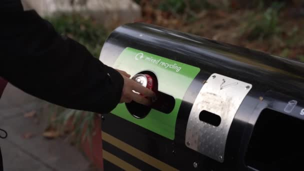 ロンドン 2022 リサイクルビンにリサイクルゴミを入れる — ストック動画
