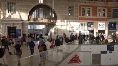 Londra, İngiltere - 2022.11.12: İnsanlar güneşli bir günde Wateloo istasyonunda yürüyorlar