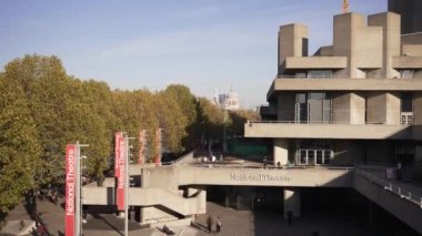 Londra, İngiltere - 2022.11.12: Güneşli bir günde Ulusal Tiyatro Binası manzarası