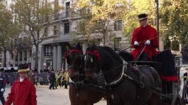 Londra, İngiltere - 2022.11.12: Lord Mayor 's Show' da at binen ve koçluk yapan insanlar