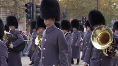 Londra, İngiltere - 2022.11.12: Lord Belediye Başkanları Gösterisinde yürüyen askerler