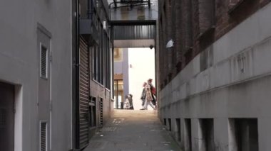 Londra, İngiltere - 2022.11.12: Anayoldan geçen insanların görüntüsü