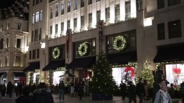 Londra, İngiltere - 2022.11.12: Ralph Lauren mağazası Londra 'da Noel için dekore edildi