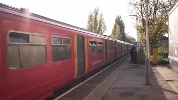 Londres Reino Unido 2022 Trem South West Railway Passa Pela — Vídeo de Stock