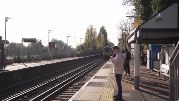 Лондон Великобритания 2022 Юго Западный Поезд Прибывает Станцию Западном Лондоне — стоковое видео