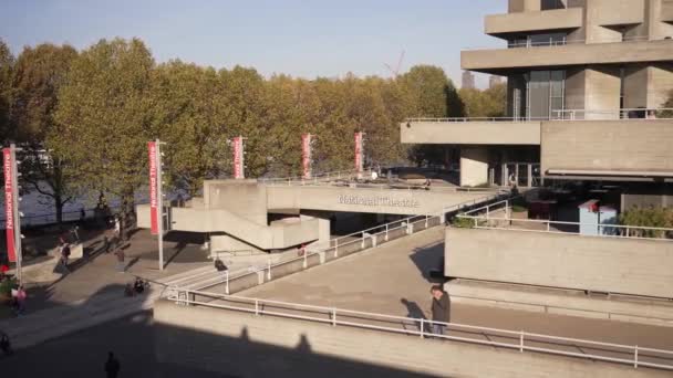 ロンドン イギリス 2022 晴れた日の国立劇場ビルの眺め — ストック動画