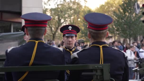 Londra Regno Unito 2022 Soldato Uniforme Seduto Sul Retro Del — Video Stock