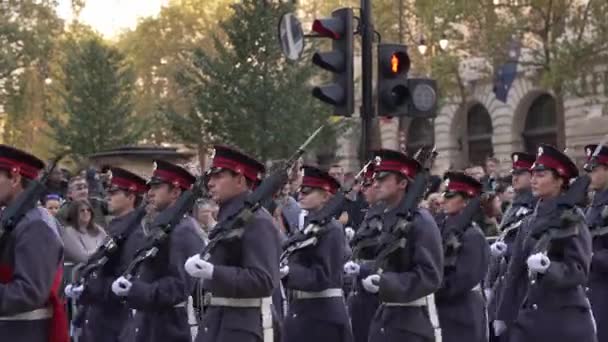 ロンドン 2022 ロード マーチャル ショーで行進する兵士 — ストック動画