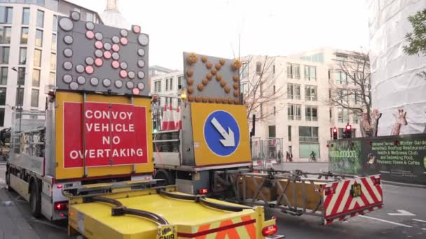 London 2022 Rettungswagen Einer Reihe Mit Blinkendem Großen Warnschild Auf — Stockvideo