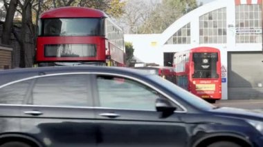 Londra, İngiltere - 2022.12.02: TFL grevi sırasında Batı Londra 'daki deponun önüne park edilmiş boş çift katlı otobüsler