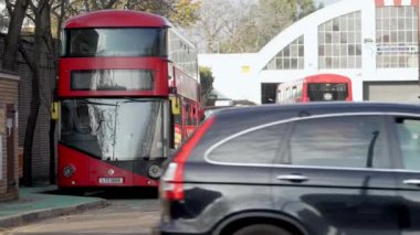 Londra, İngiltere - 2022.12.02: TFL grevi sırasında Batı Londra 'daki depoda park halindeki boş çift katlı otobüslerin yavaş çekim görüntüleri