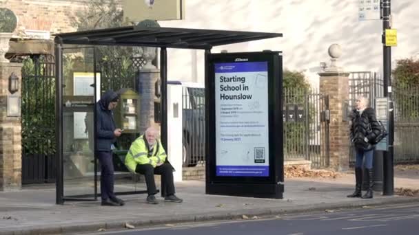 2022 웨스트 런던에서 정류장에서 버스를 기다리는 사람들 — 비디오