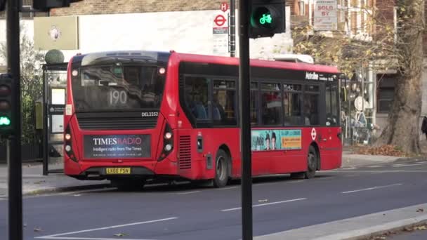 London Storbritannien 2022 Dubbeldäckare Buss Lämnar Busshållplatsen Trafikerad Väg Västra — Stockvideo