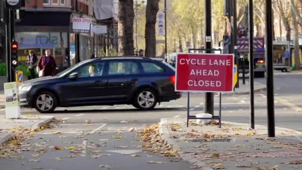 London 2022 Cars Passing Cycle Lane Closed Sighn West London — Stock Video