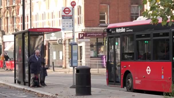 Лондон Великобритания 2022 Красный Двухэтажный Автобус Прибывает Автобусную Остановку Люди — стоковое видео