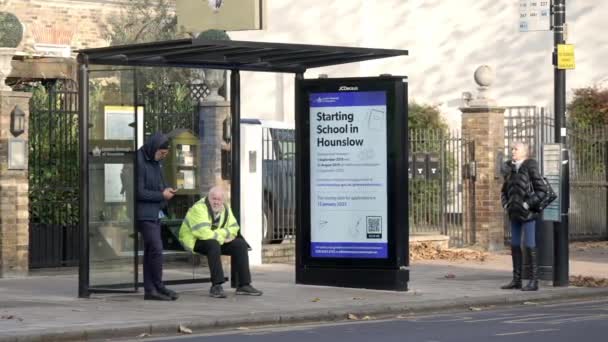 Londýn Velká Británie 2022 Zpomalené Záběry Lidí Čekajících Autobus Zastávce — Stock video