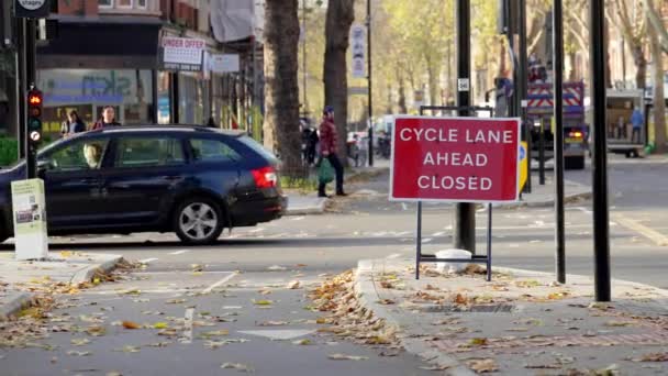 London 2022 Кадри Руху Автомобілів Проходять Велодоріжці Закриті Західному Лондоні — стокове відео
