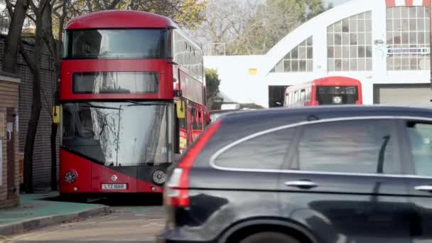 London 2022 Slow Motion Beelden Van Lege Dubbeldeksbussen Geparkeerd Bij — Stockvideo