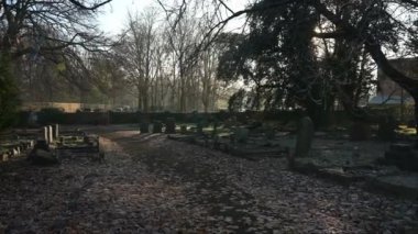 Londra, İngiltere - 2022.12.10: Batı Londra 'da soğuk, dondurucu ve güneşli bir sabahta Isleworth mezarlığı boş