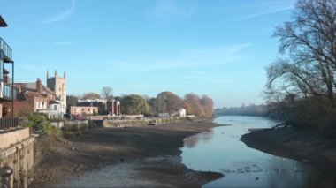 Londra, İngiltere - 2022.12.10: Eski Isleworth seti ve Thames nehrinin soğuk dondurucu soğuk sabahında suda kürekçiler ve kuşlarla güzel manzarası