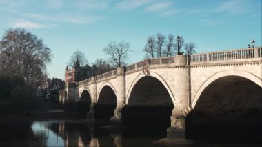 Londra, İngiltere - 2022: 12.10: Güneşli soğuk kış sabahında güzel Richmond Köprüsü 'nün görüntüsü