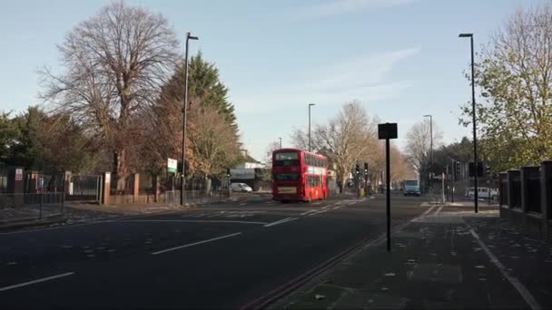 London Storbritannien 2022 Röd Dubbeldäckare Buss Nummer 237 Går Genom — Stockvideo