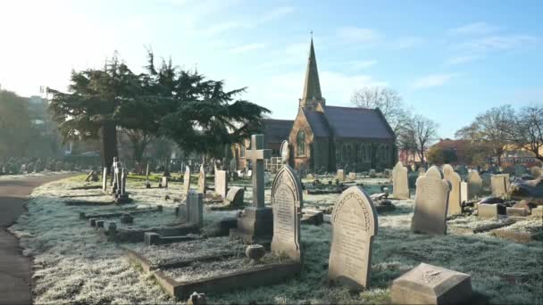 英国伦敦 2022 西伦敦寒冷阳光明媚的早晨 空旷冰冻的Isleworth墓地 — 图库视频影像