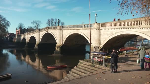 Londra Regno Unito 2022 Coppia Che Bacia Davanti Bellissimo Ponte — Video Stock