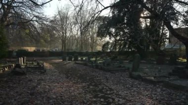 Londra, İngiltere - 2022.12.10: Batı Londra 'da soğuk, dondurucu ve güneşli bir sabahta Isleworth mezarlığı boş