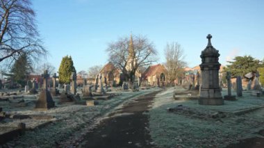 Londra, İngiltere - 2022.12.10: Batı Londra 'da soğuk, dondurucu ve güneşli bir sabahta Isleworth mezarlığı boş